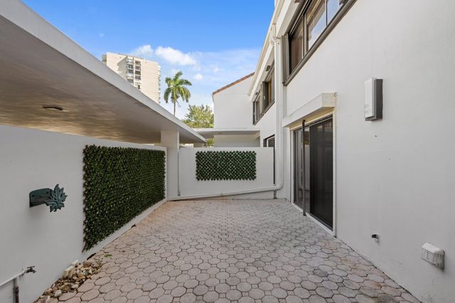 2435 Presidential Way E, West Palm Beach, FL 33401