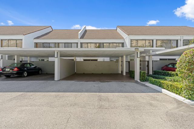 2435 Presidential Way E, West Palm Beach, FL 33401