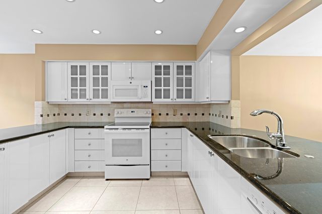 2435 Presidential Way E, West Palm Beach, FL 33401