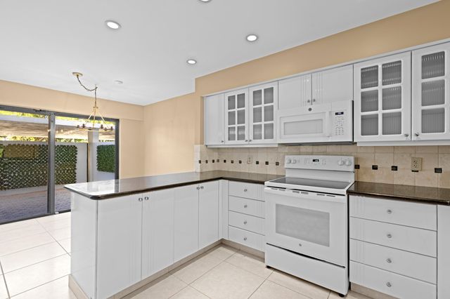 2435 Presidential Way E, West Palm Beach, FL 33401