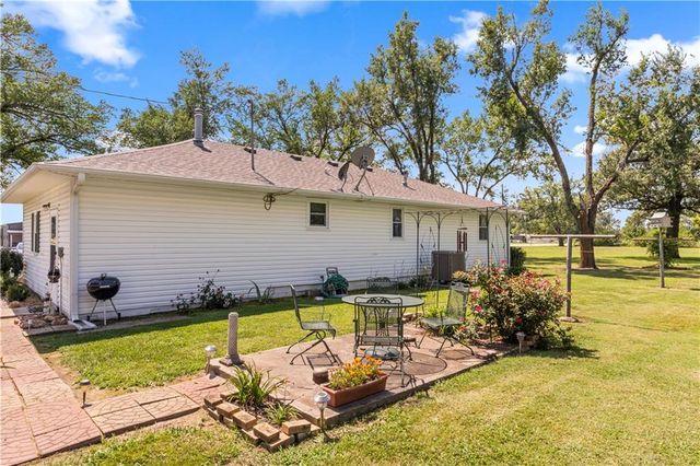 18955 E 54 Highway, Nevada, MO 64772