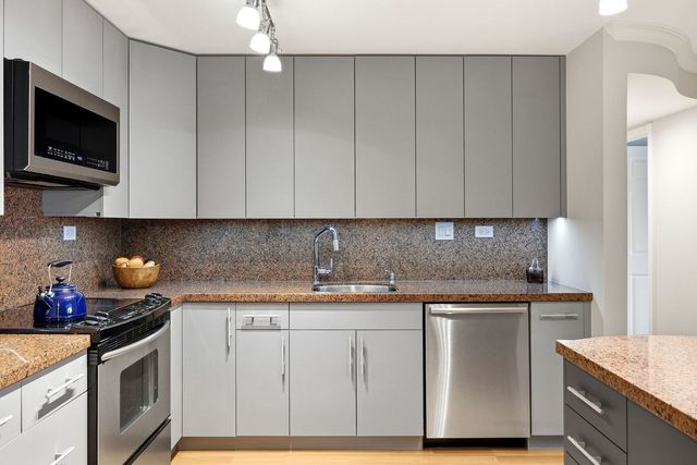 375 Plum Creek Drive 407, Wheeling, IL 60090