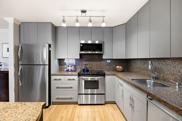 375 Plum Creek Drive 407, Wheeling, IL 60090