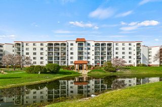 375 Plum Creek Drive 407, Wheeling, IL 60090