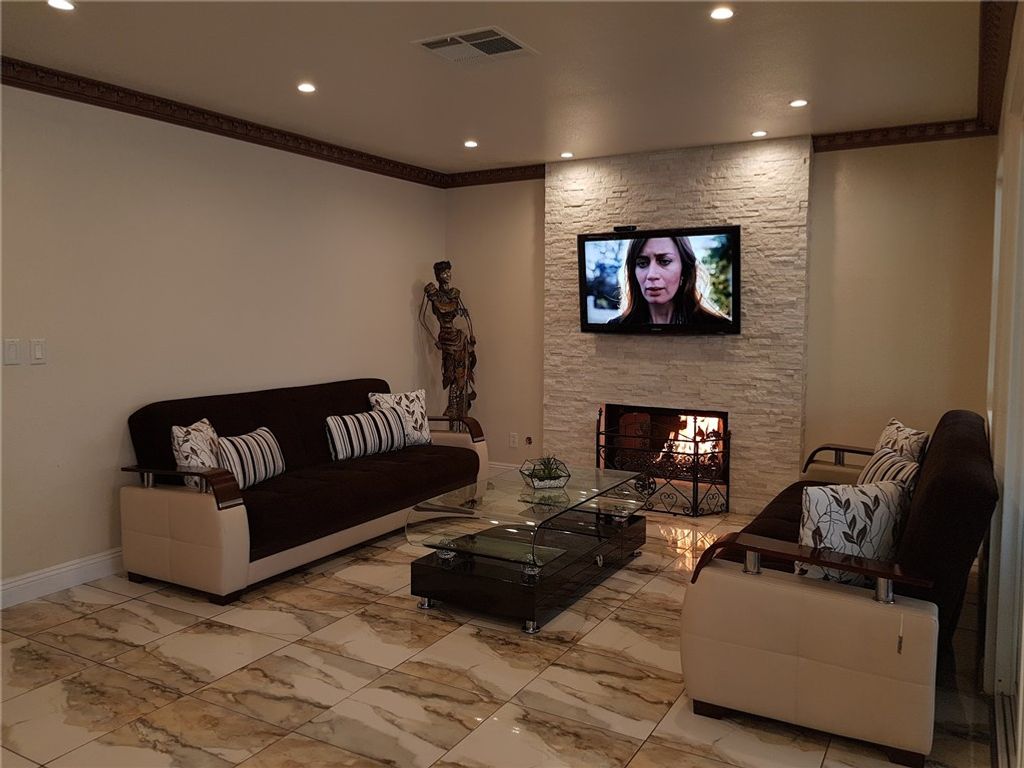 7824 Emerald Harbor Court, Las Vegas, NV 89128