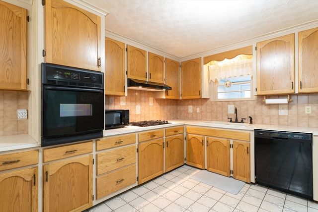 6 Maynard St, Webster, MA 01570
