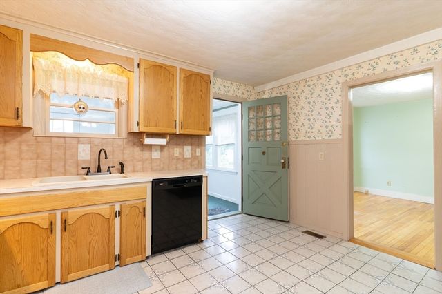 6 Maynard St, Webster, MA 01570