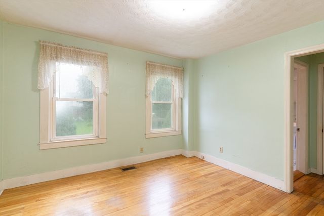 6 Maynard St, Webster, MA 01570