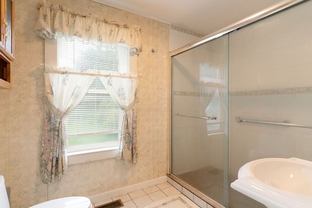 6 Maynard St, Webster, MA 01570