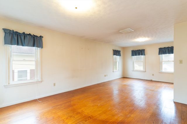 6 Maynard St, Webster, MA 01570