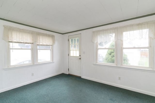 6 Maynard St, Webster, MA 01570