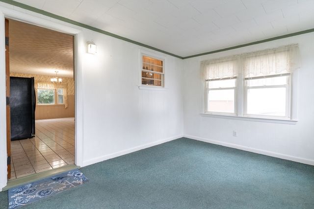 6 Maynard St, Webster, MA 01570