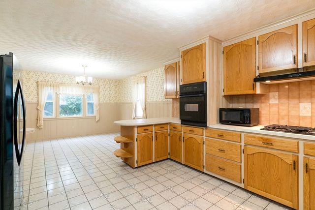 6 Maynard St, Webster, MA 01570
