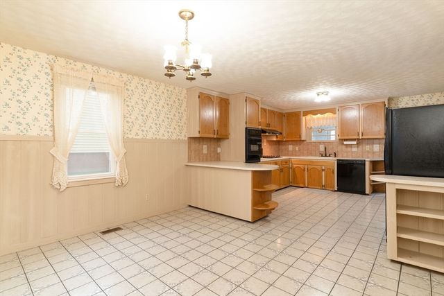 6 Maynard St, Webster, MA 01570