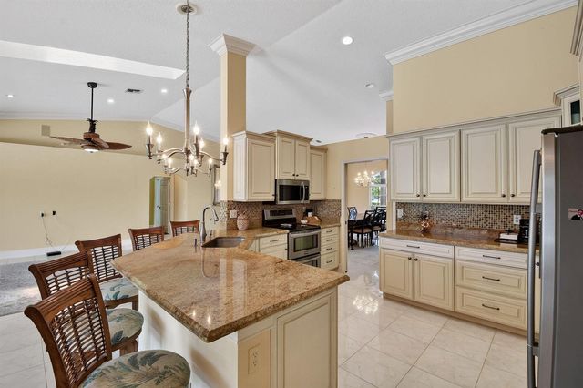 118 Fernwood Crescent, Royal Palm Beach, FL 33411