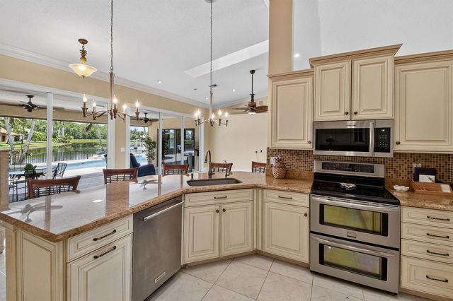 118 Fernwood Crescent, Royal Palm Beach, FL 33411