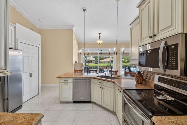 118 Fernwood Crescent, Royal Palm Beach, FL 33411