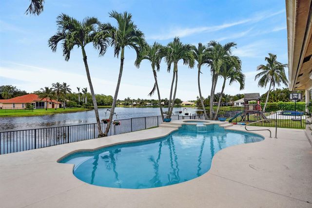 118 Fernwood Crescent, Royal Palm Beach, FL 33411
