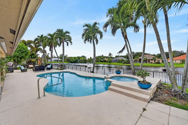 118 Fernwood Crescent, Royal Palm Beach, FL 33411