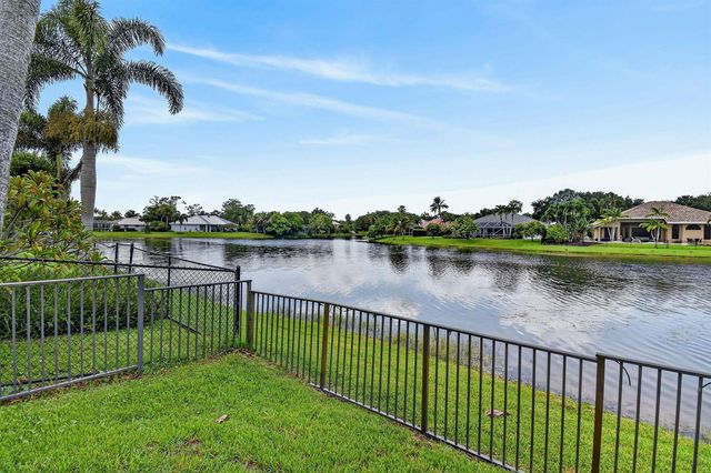 118 Fernwood Crescent, Royal Palm Beach, FL 33411