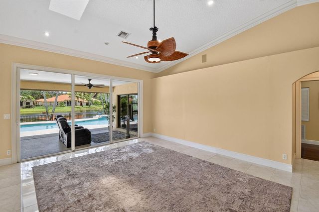 118 Fernwood Crescent, Royal Palm Beach, FL 33411