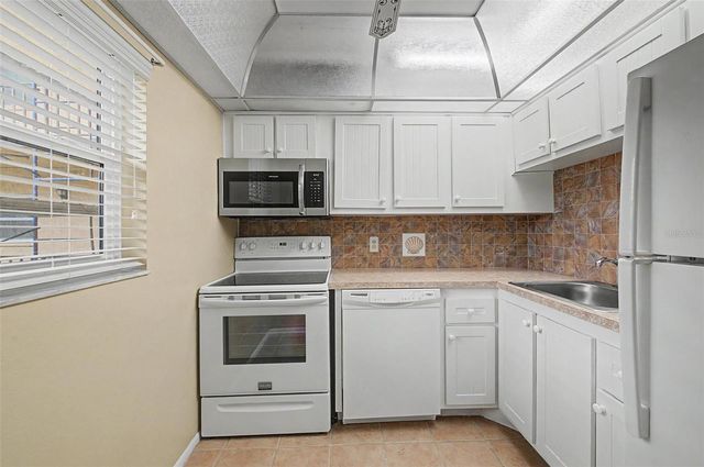 11485 OAKHURST ROAD 204, Largo, FL 33774