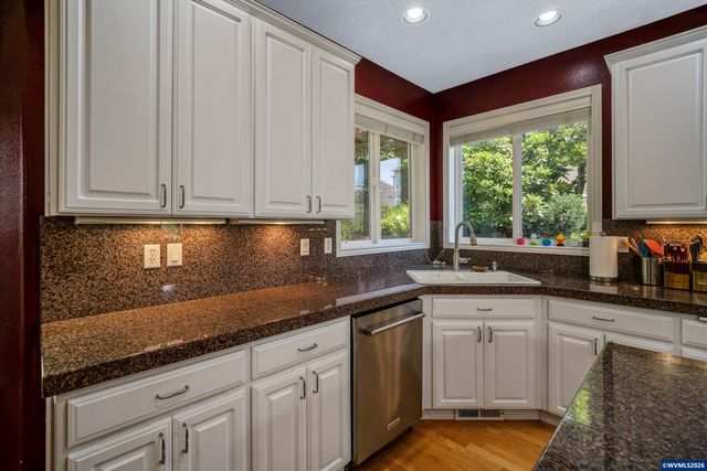 595 Harbourtown Ct SE, Salem, OR 97306