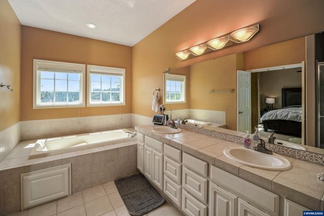 595 Harbourtown Ct SE, Salem, OR 97306