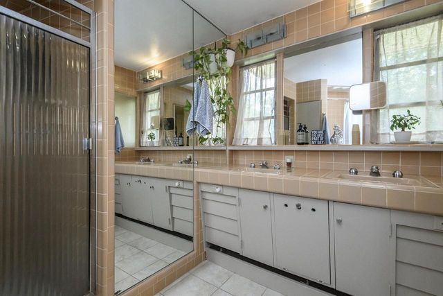 7769 N Club CIRCLE, Fox Point, WI 53217