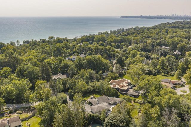 7769 N Club CIRCLE, Fox Point, WI 53217