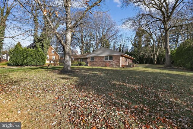 15 CIRCLE DR, Moorestown, NJ 08057