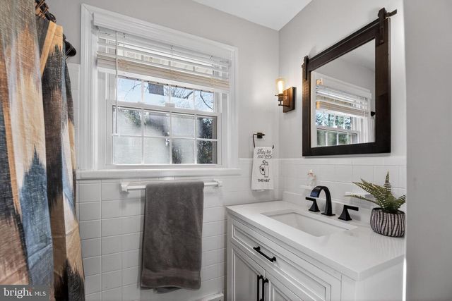 15 CIRCLE DR, Moorestown, NJ 08057