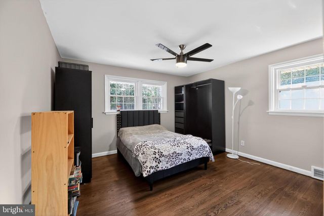 15 CIRCLE DR, Moorestown, NJ 08057