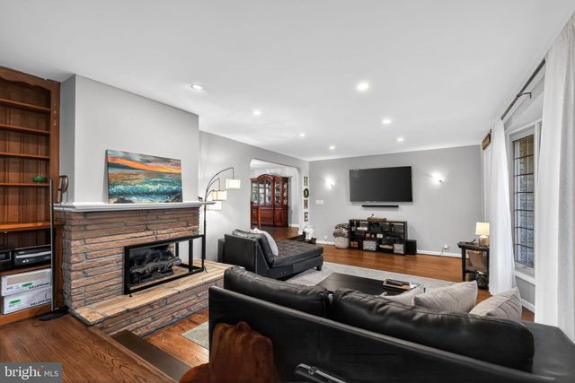 15 CIRCLE DR, Moorestown, NJ 08057