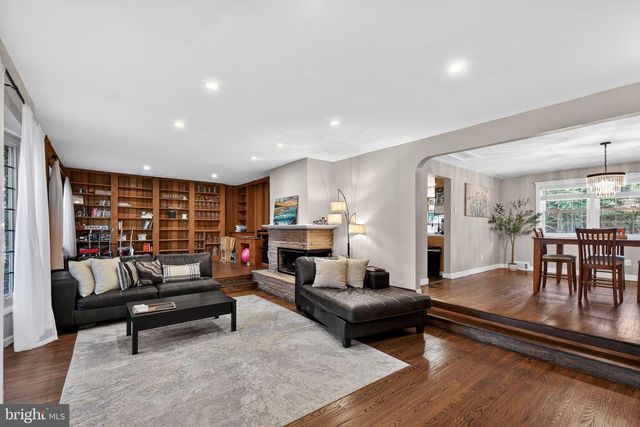 15 CIRCLE DR, Moorestown, NJ 08057