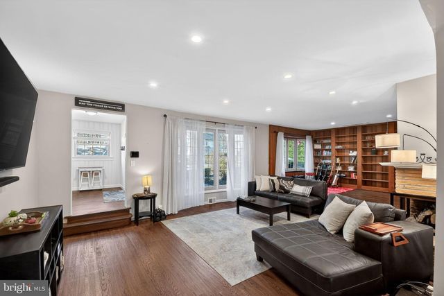 15 CIRCLE DR, Moorestown, NJ 08057