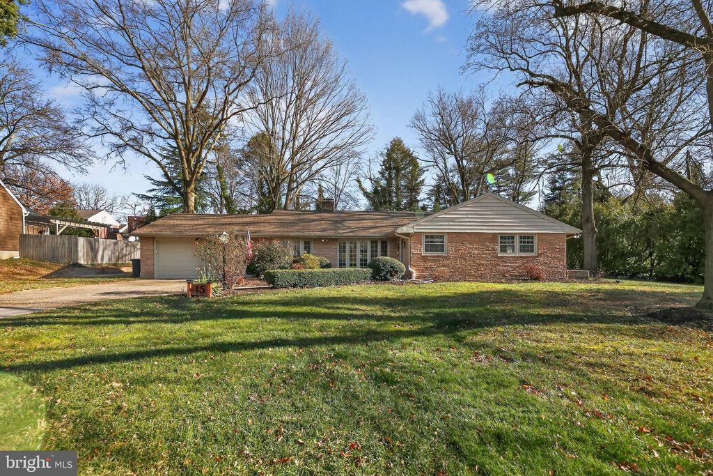 15 CIRCLE DR, Moorestown, NJ 08057