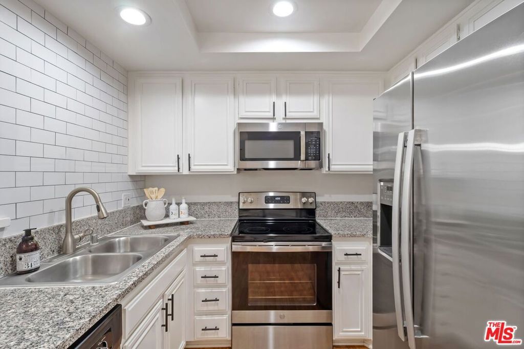 Image 10 of property listing at 5334 Lindley Avenue 340, Encino, CA 91316