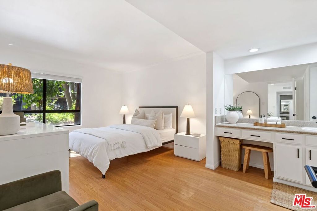 Image 14 of property listing at 5334 Lindley Avenue 340, Encino, CA 91316