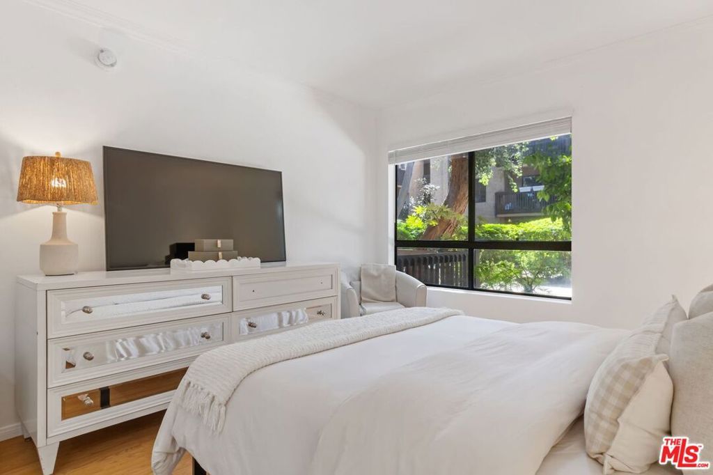 Image 16 of property listing at 5334 Lindley Avenue 340, Encino, CA 91316