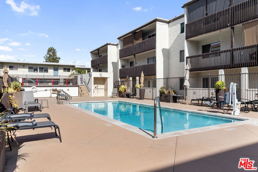 Image 2 of property listing at 5334 Lindley Avenue 340, Encino, CA 91316