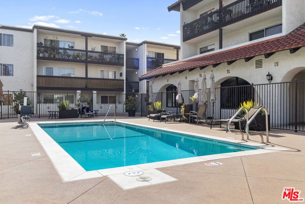 Image 3 of property listing at 5334 Lindley Avenue 340, Encino, CA 91316