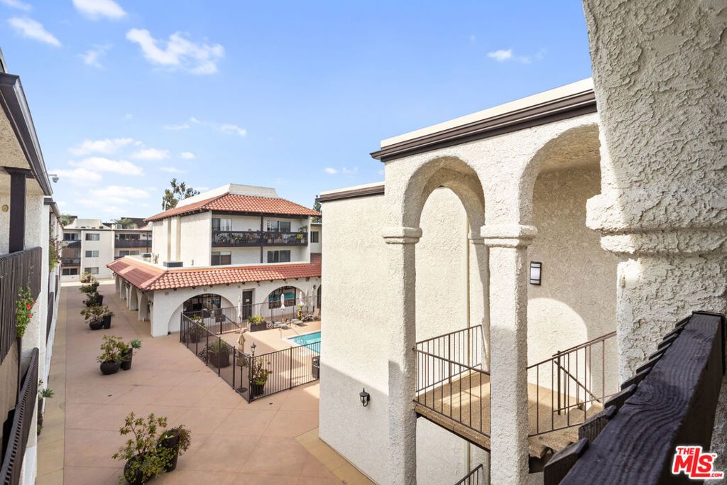 Image 4 of property listing at 5334 Lindley Avenue 340, Encino, CA 91316