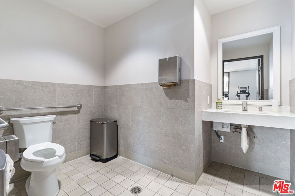 Image 5 of property listing at 5334 Lindley Avenue 340, Encino, CA 91316