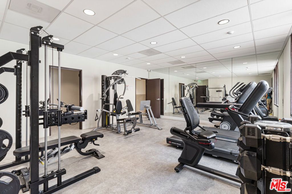 Image 6 of property listing at 5334 Lindley Avenue 340, Encino, CA 91316