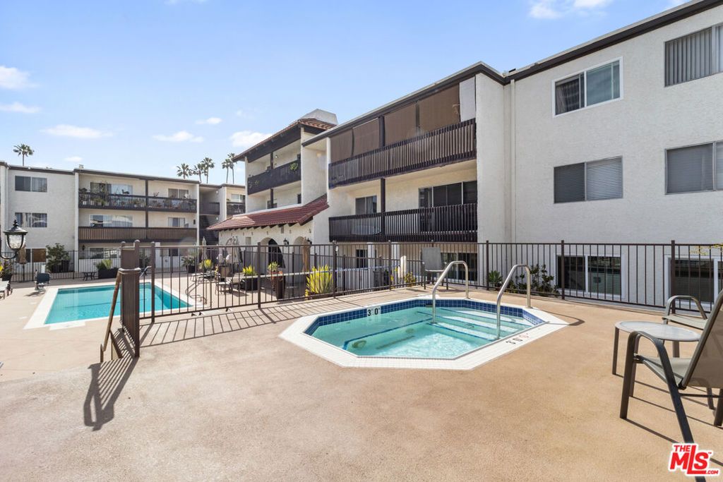 Image 7 of property listing at 5334 Lindley Avenue 340, Encino, CA 91316