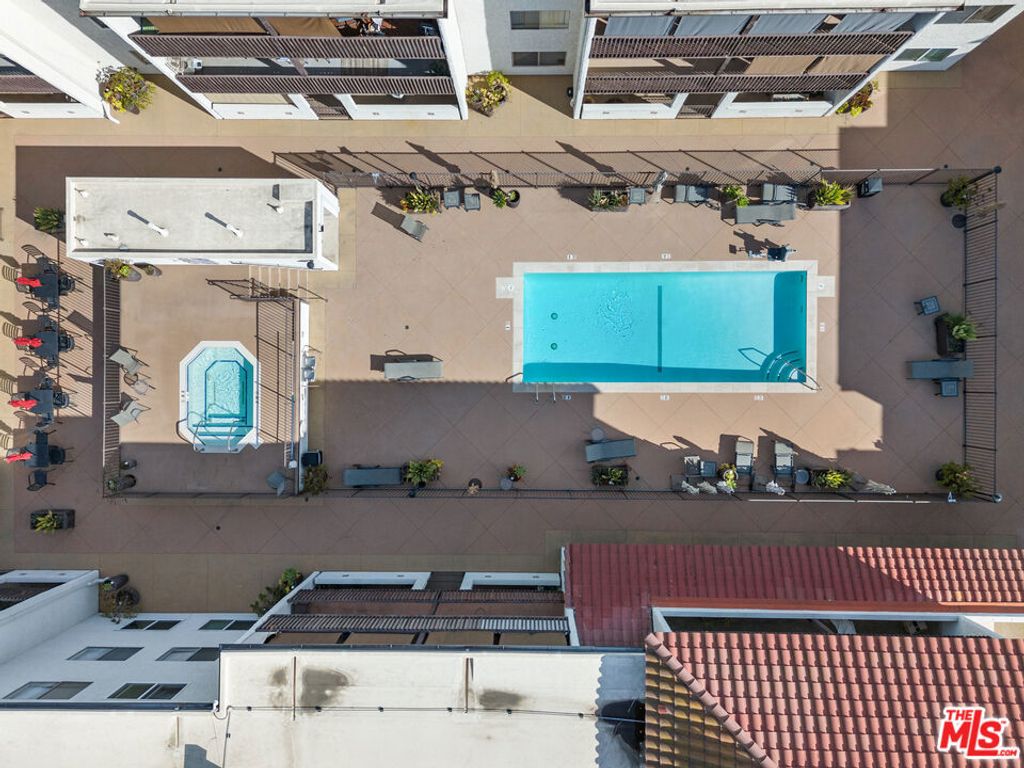 Image 9 of property listing at 5334 Lindley Avenue 340, Encino, CA 91316