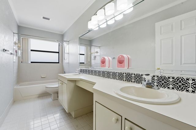 9284 Laurel Green Drive, Boynton Beach, FL 33437