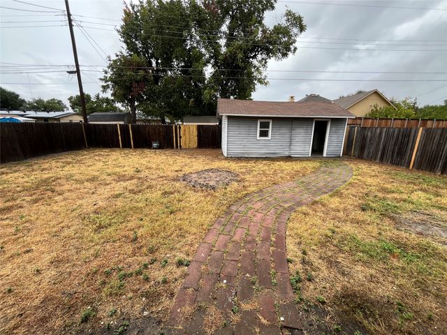 1831 Moonbeam Lane, Carrollton, TX 75006