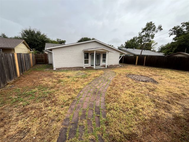 1831 Moonbeam Lane, Carrollton, TX 75006